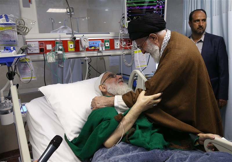 امام خامنه‌ای از آیت‌الله هاشمی‌ شاهرودی عیادت کردند + فیلم و تصاویر