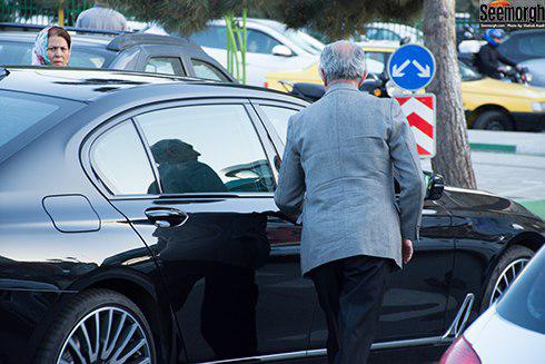 حضور مهران مدیری با اتومبیل گرانقیمتش در مراسم عارف لرستانی! عکس