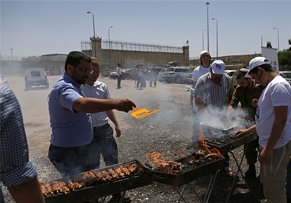 کباب‌پزی صهیونیست‌ها مقابل محل اعتصاب غذای اسرای فلسطینی
