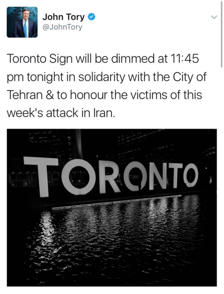 نماد تورنتو برای همدردی با تهران سیاه‌پوش شد