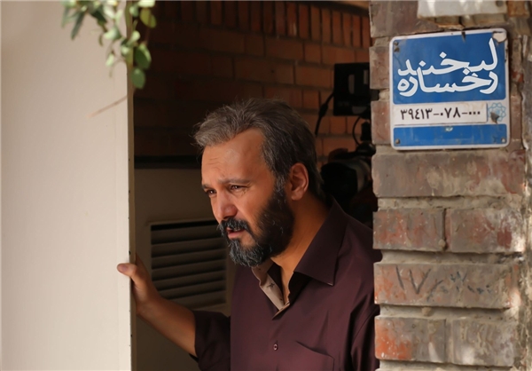 دیرباز: برای نزدیک شدن به خلیل از پدرم وام گرفتم/ نعمت الله نسخه بد برایم نمی‌پیچد/ خلیل قهرمان «زیر پای مادر» است