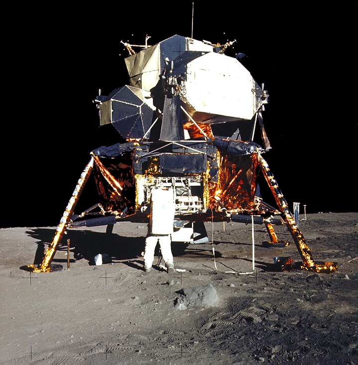 فرود آپولو 11 / ده خطا در سفر به ماه و زیرکی نیل آرمسترانگ + تصاویر