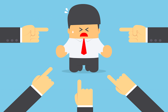 هیچ‌کس از خطا مصون نیست مگر خداوند او را کفایت کند