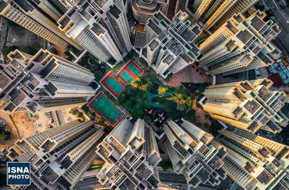 نمایی از فضای سبز بین مجتمع های آپارتمانی عظیم در هنگ کنگ