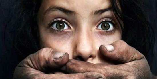 غریبه‌ها را با عنوان «عمو» و «خاله» به کودکان معرفی نکنید