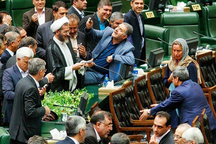 علاقه نمایندگان مجلس برای سلفی گرفتن با موگرینی نشانه چیست؟!