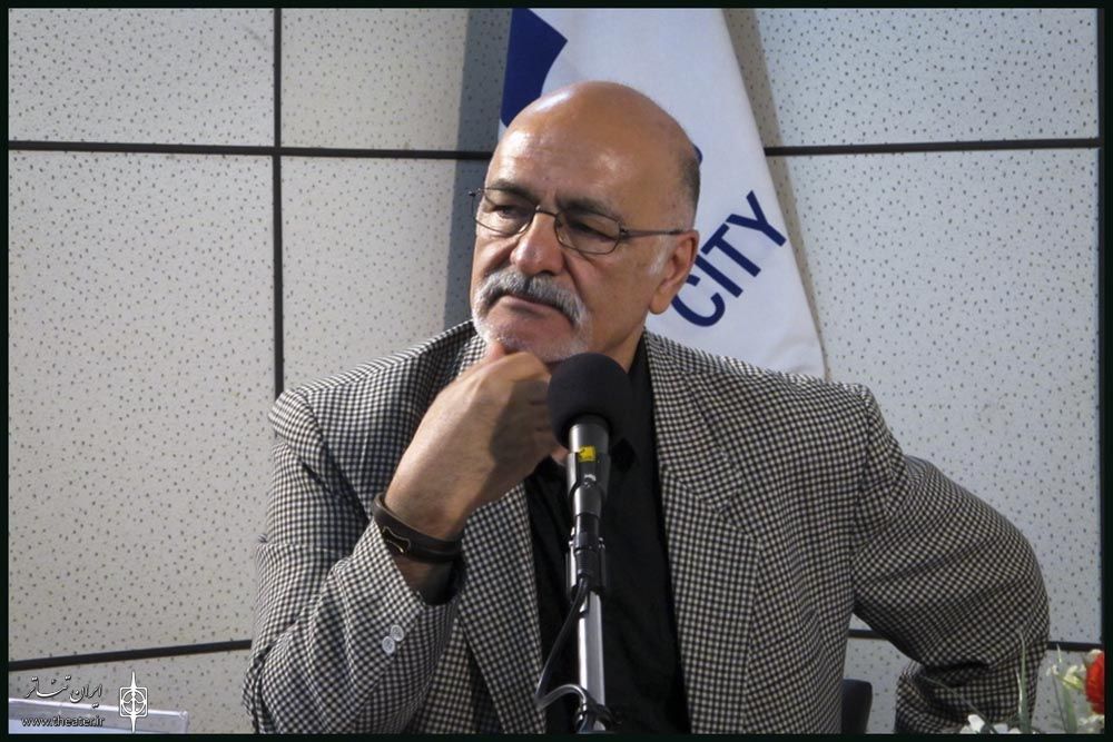 بعضي از دوستانم مي‌گويند فقط بنويس!