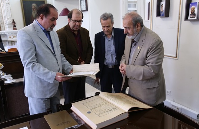 بانک‌پاسارگاد، کتاب نفیس قرآن‌طباخ را‌ به استانداری مرکزی و انجمن آثار و مفاخر فرهنگی اهدا کرد