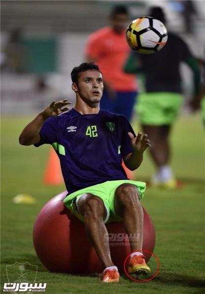 کفش پاره مهاجم رقیب پرسپولیس سوژه شد!
