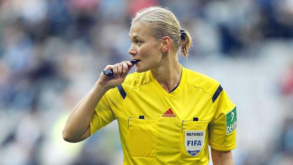 اولین زن تاریخ که فوتبال حرفه‌ای مردان را سوت می‌زند