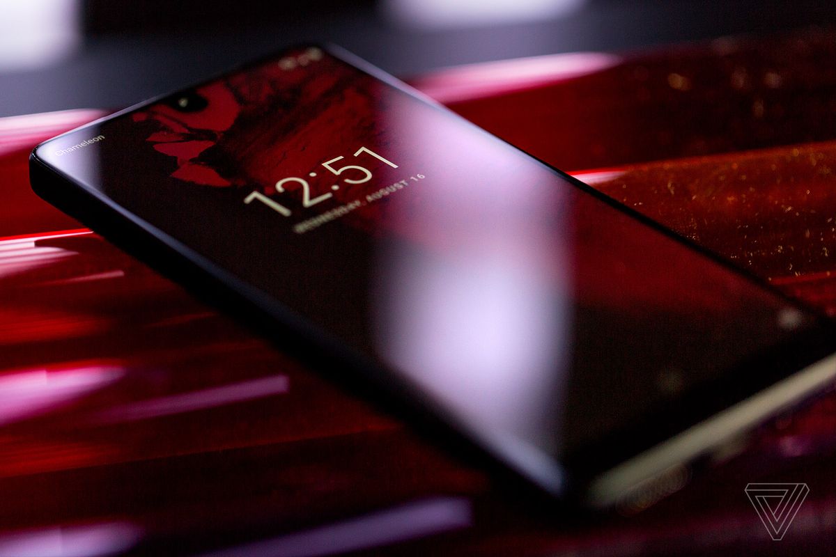 نگاه نزدیک به Essential Phone