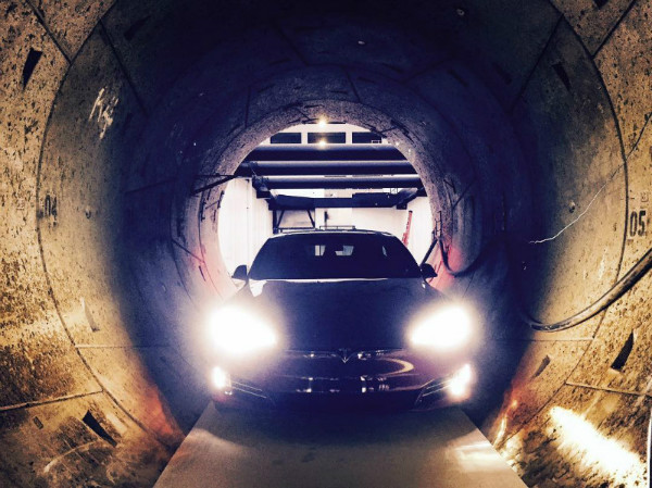 تصویری از خودروی تسلا درون تونل هایپرلوپ