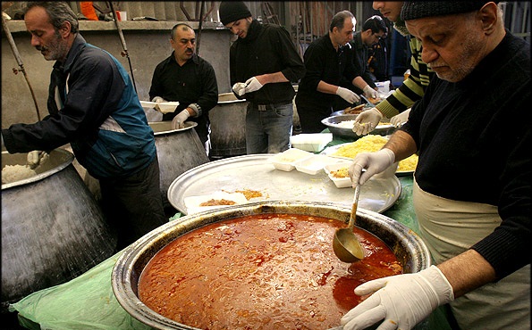 نگاهی به فرهنگ نذری در عاشورا /  نیازمندان را دریابیم