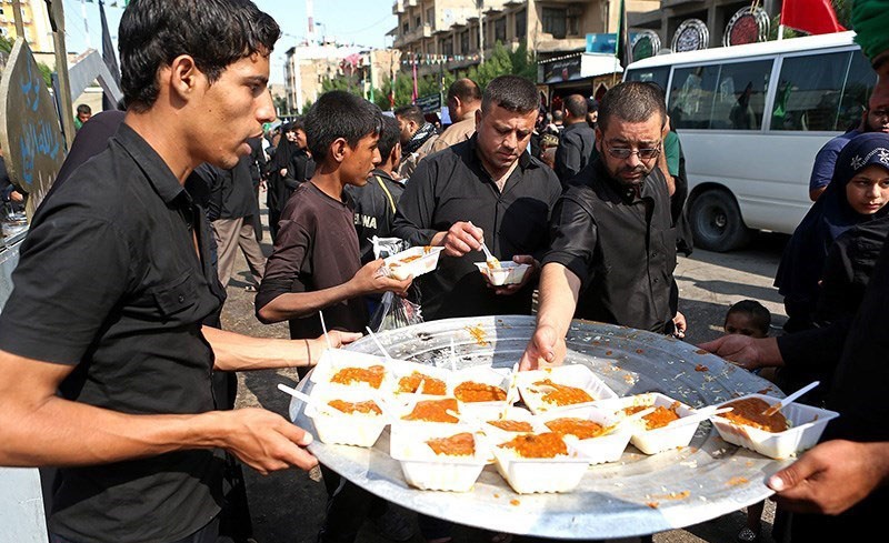 نگاهی به فرهنگ نذری در عاشورا /  نیازمندان را دریابیم