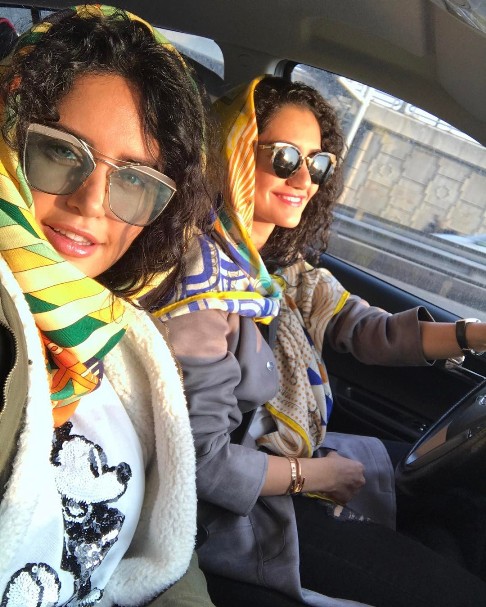 تیپ عجیب الناز شاکردوست در کنار خواهرش برای تهرانگردی! عکس