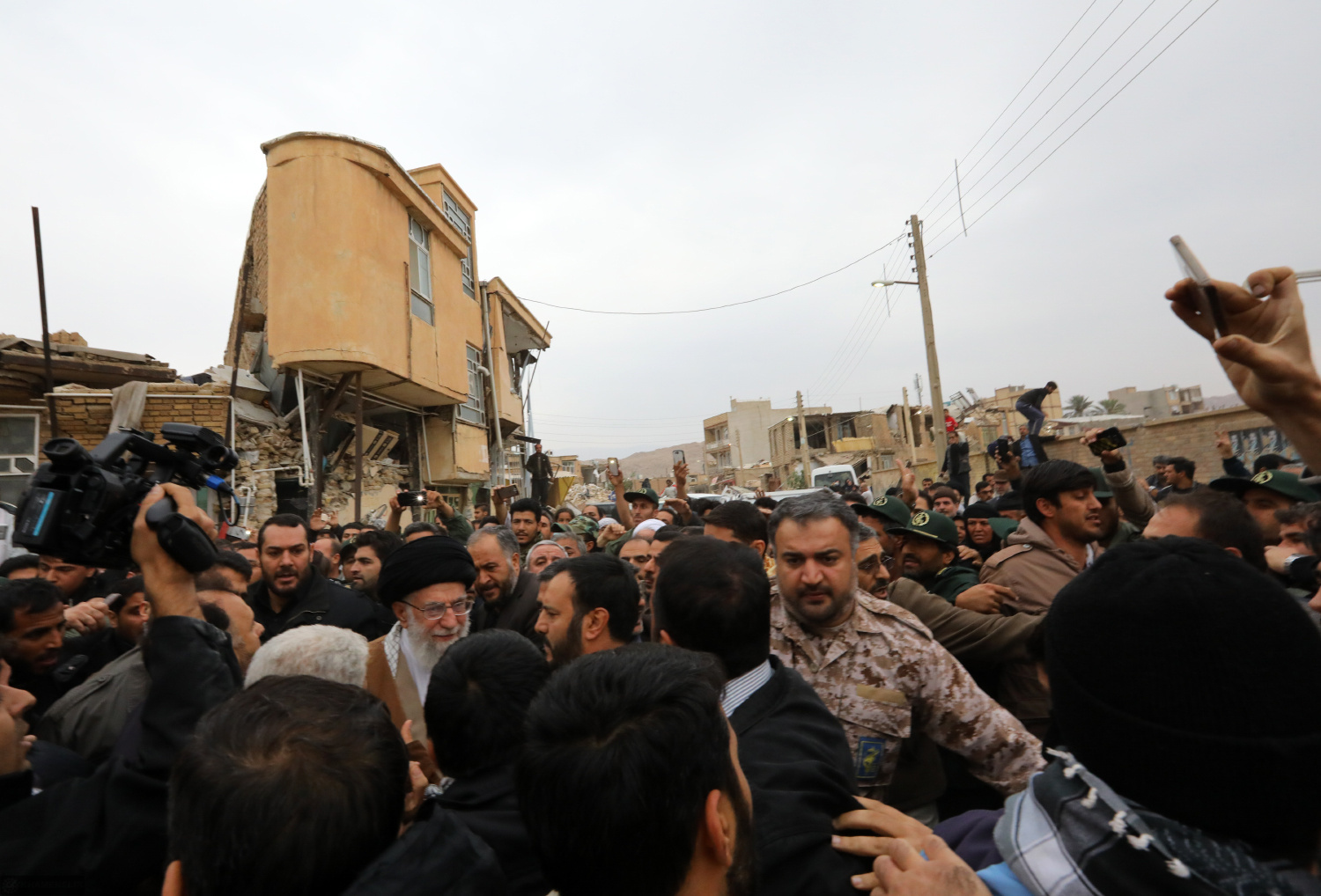 بازدید شبانه رهبر انقلاب از مناطق زلزله زده کرمانشاه