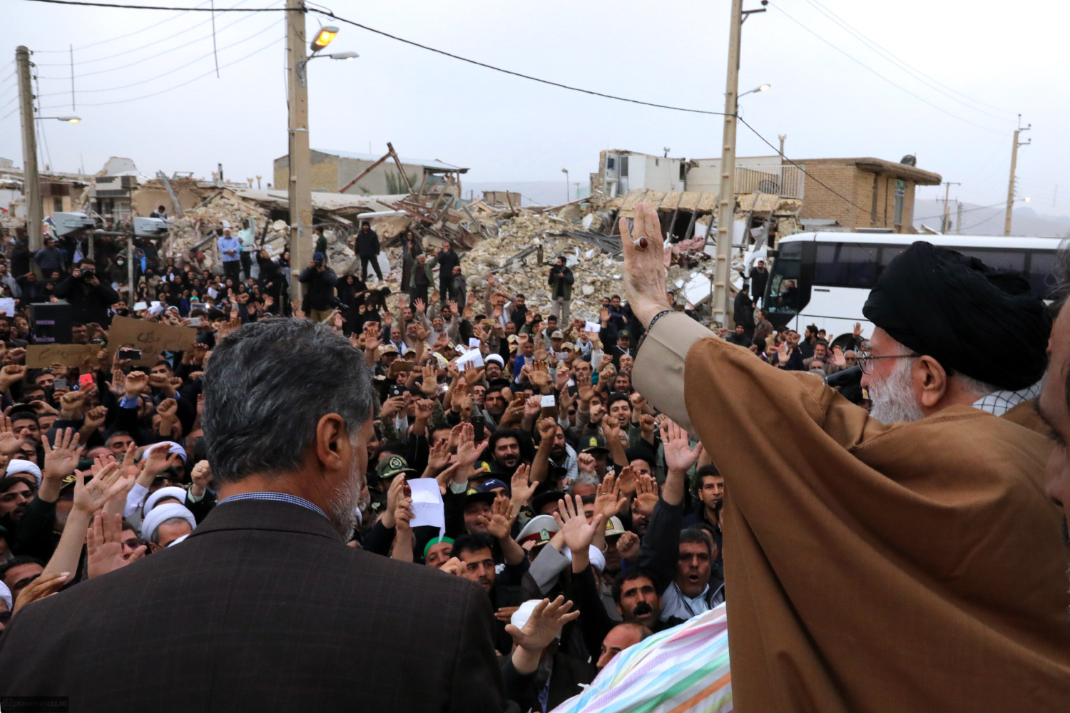 بازدید شبانه رهبر انقلاب از مناطق زلزله زده کرمانشاه