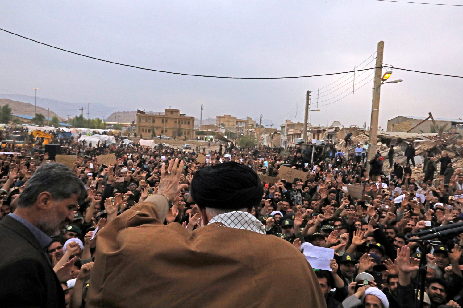 بازدید شبانه رهبر انقلاب از مناطق زلزله زده کرمانشاه