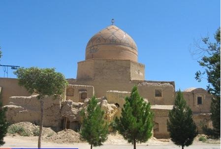 آب انبار تاریخی حاج میرزا ورزنه، مورد توجه گردشگران خارجی آب انبار تاریخی حاج میرزا ورزنه، مورد توجه گردشگران خارجی