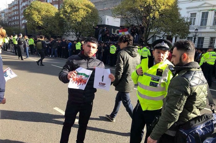 عکس های یادگاری پلیس لندن با متعرضان به سفارت ایران