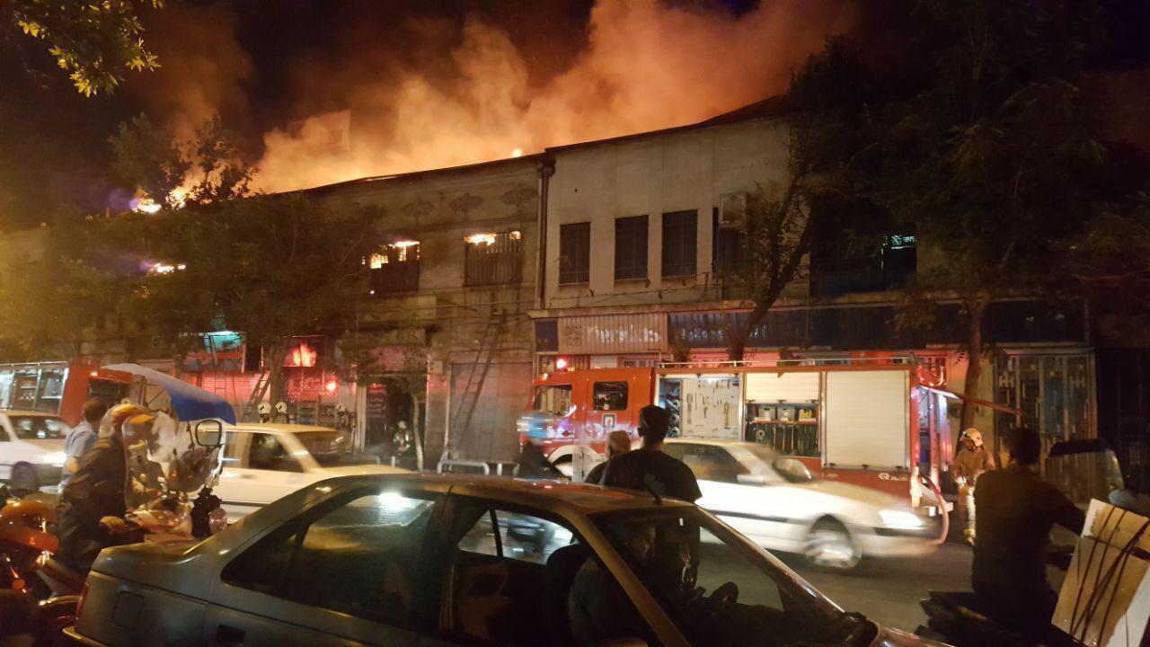 حریق در پاساژی در خیابان امیرکبیر/ سه آتش‌نشان مصدوم شدند