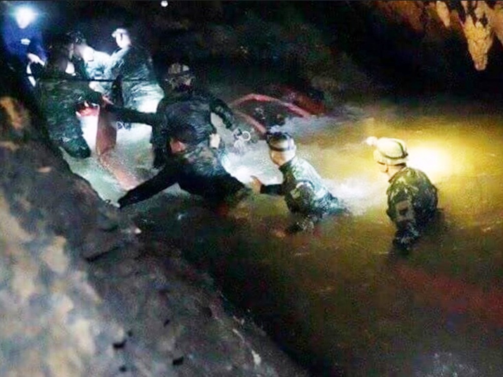 اعضای تیم ملی نوجوانان تایلند در یک غار حبس شدند