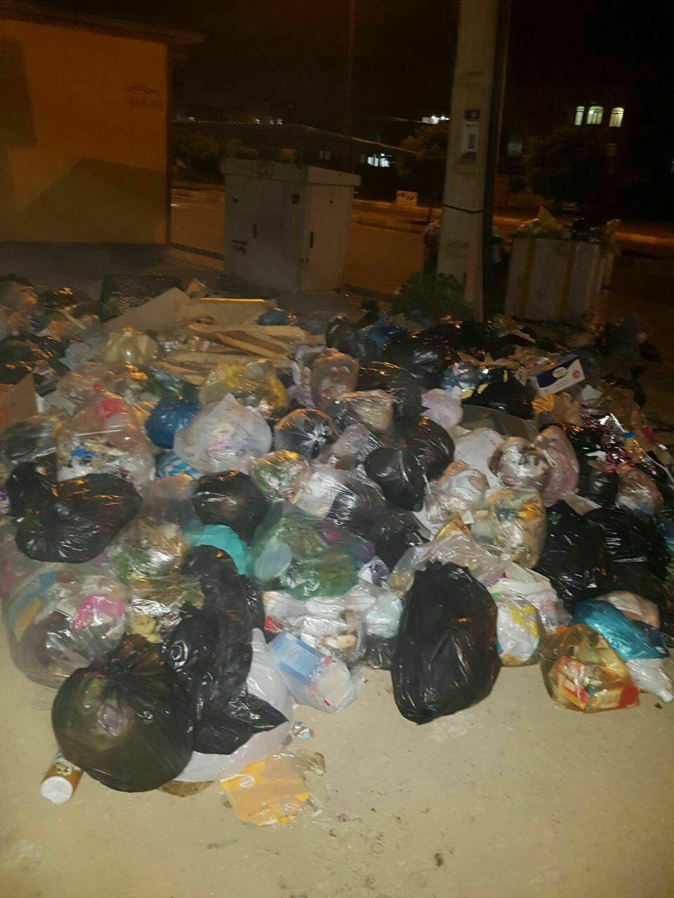 شهروندان مریوانی زباله هایشان را جلوی شهرداری ریختند