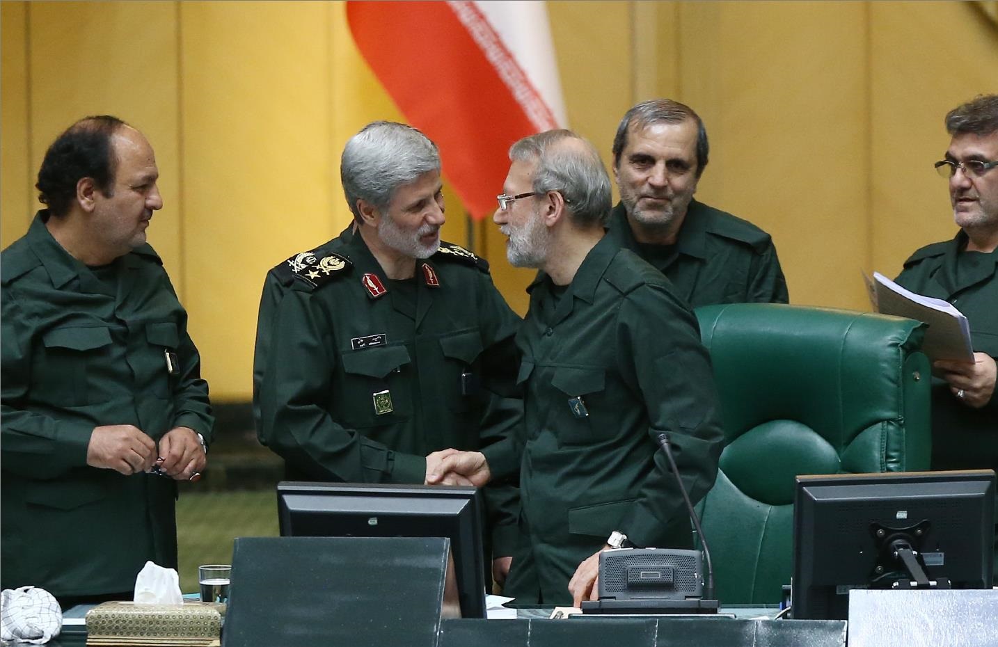 وزیری که با «لباس سپاه» خود را به بهارستان رساند