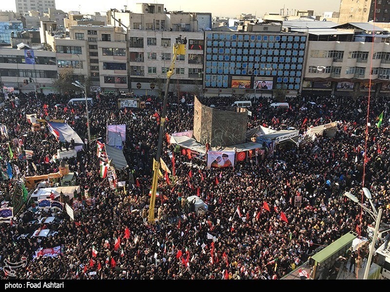 نماز اشک‌بار رهبر انقلاب بر پیکر شهدا / میلیونها نفر در تهران حاج قاسم و همرزمانش را مشایعت کردند