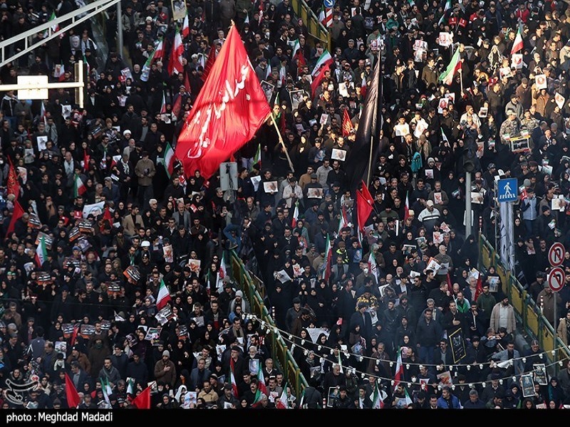 نماز اشک‌بار رهبر انقلاب بر پیکر شهدا / میلیونها نفر در تهران حاج قاسم و همرزمانش را مشایعت کردند