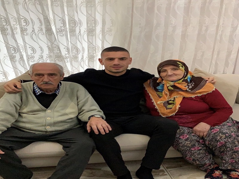 ستاره مسلمان یوونتوس در کنار پدر و مادر +عکس ستاره مسلمان یوونتوس در کنار پدر و مادر +عکس