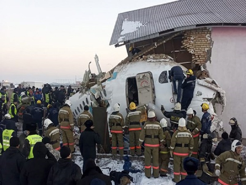 سقوط هواپیمای مسافربری در قزاقستان با 100 سرنشین+ تصاویر