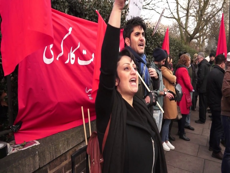 درگیری و هتاکی ضد انقلاب به طرفداران جمهوری اسلامی در مقابل مرکز اسلامی لندن