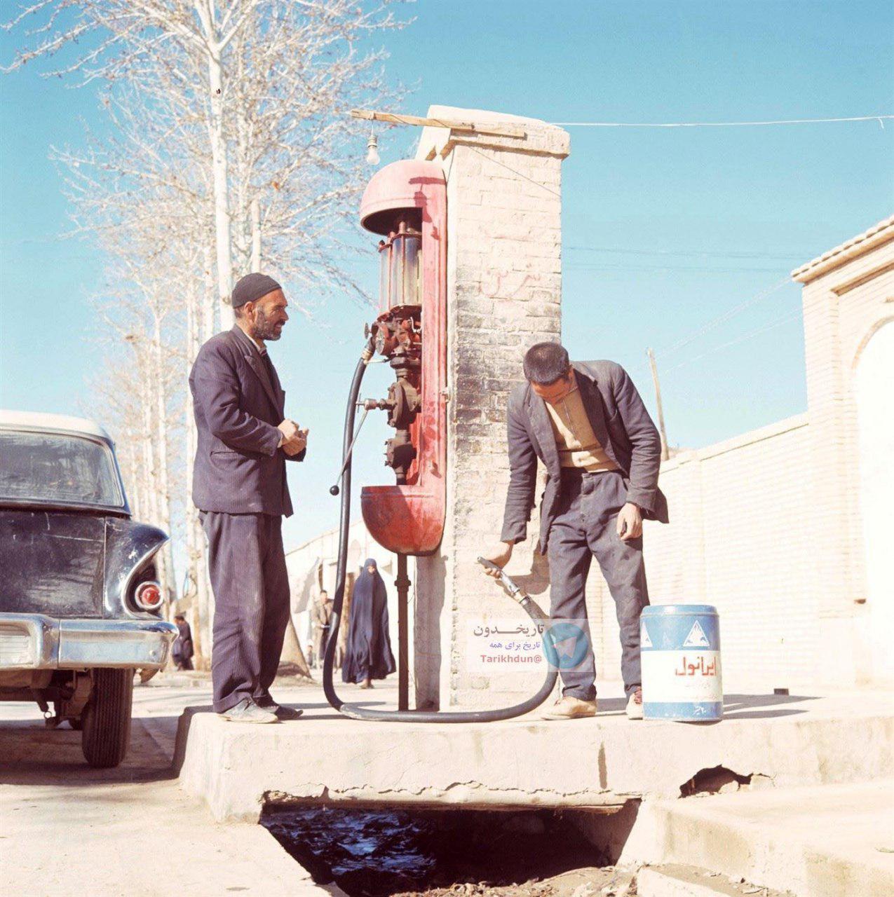 اوایل دهه 1340 پمپ بنزین های دستی در ایران