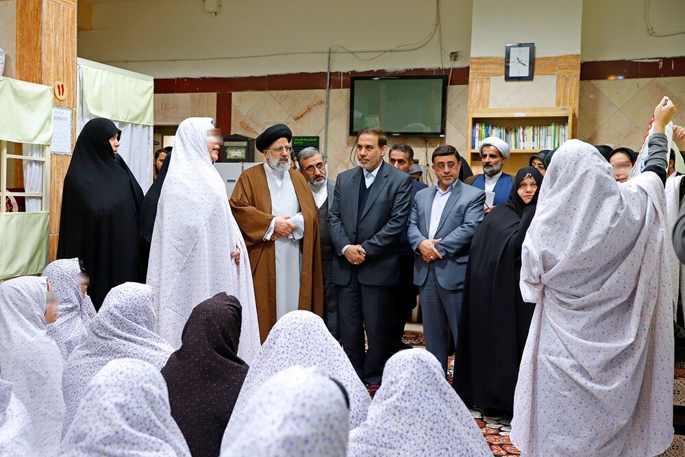 عملکرد رئیسی بدون شعارزدگی و امیدآفرین است عملکرد رئیسی بدون شعارزدگی و امیدآفرین است