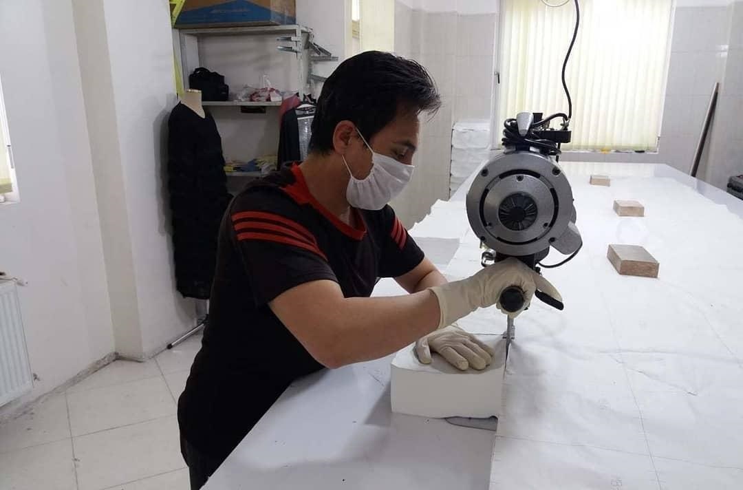 تولید روزانه ۲۰ هزار ماسک توسط مهاجر افغانستانی