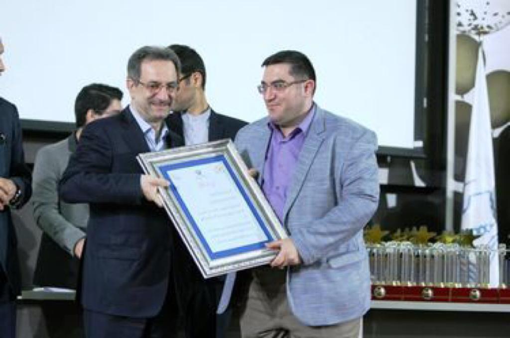 تقدیر از ایمان قربانی مدیر روابط عمومی فرمانداری تهران در جشنواره ستارگان