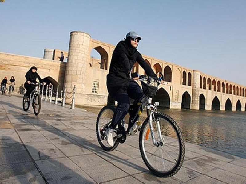 ممنوعیت دوچرخه‌سواری بانوان در ایران غیرقانونی است!