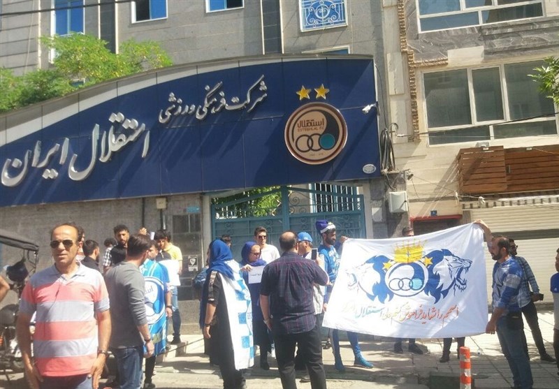 تجمع هواداران استقلال مقابل ساختمان باشگاه