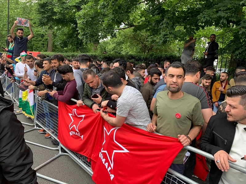 تجمع آمریکایی تروریستهای کومله در مقابل سفارت جمهوری اسلامی ایران در لندن+ تصاویر