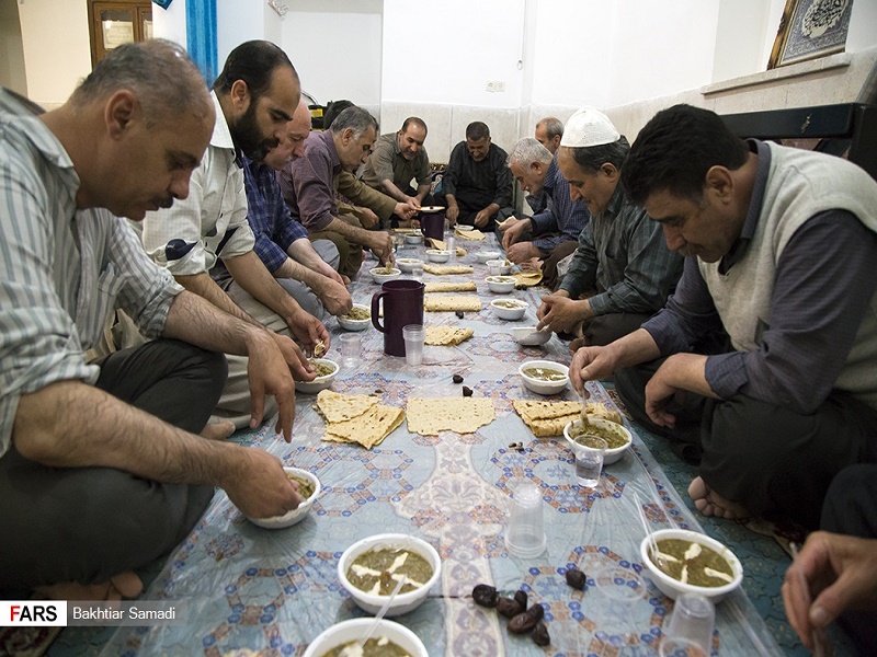افطاری ساده در جوار امامزاده هاجره خاتون سنندج