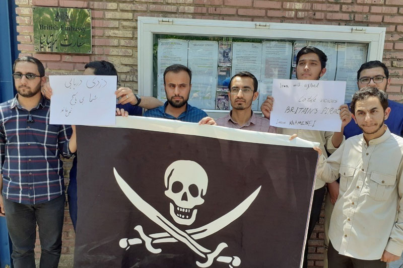 پرچم دزدان دریایی به سفارت انگلیس در ایران اهدا شد (ویدئو)