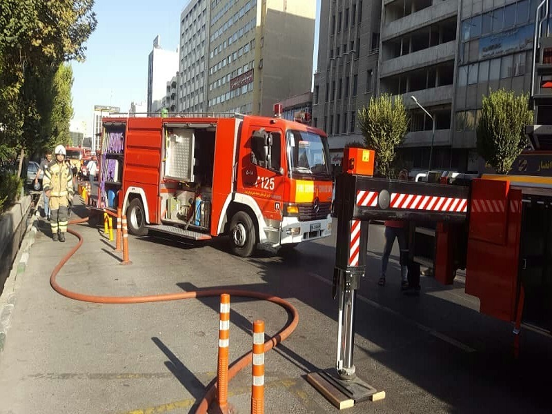 ساختمان اداری در خیابان کریمخان دچار آتش‌سوزی شد+ تصاویر