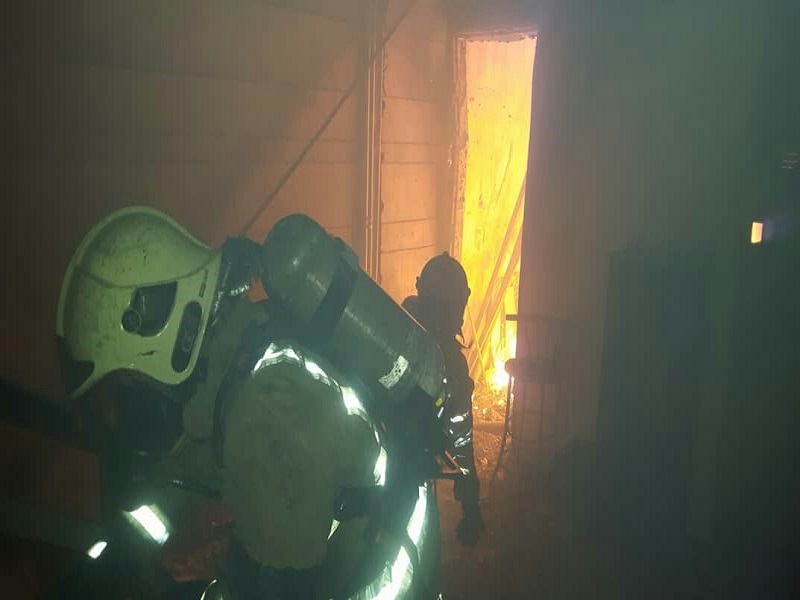 ساختمان اداری در خیابان کریمخان دچار آتش‌سوزی شد