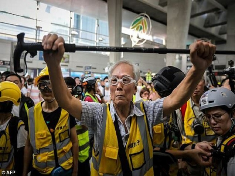 حرکت معترضان هنگ کنگی به سمت سفارت آمریکا/ تظاهرات مو سفیدان