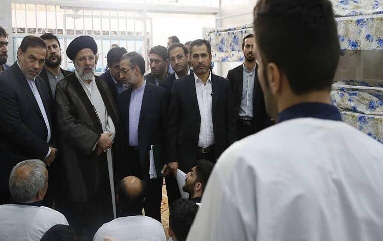 ملاقات رودرو و بدون واسطه زندانی معروف ضد انقلاب، حبیب الله لطیفی با آیت الله رئیسی+ عکس