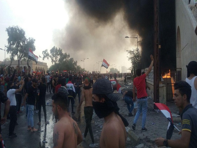 تظاهرات گسترده مردمی در بغداد / کشته و زخمی شدن چند نفر از تظاهرکنندگان+ تصاویر