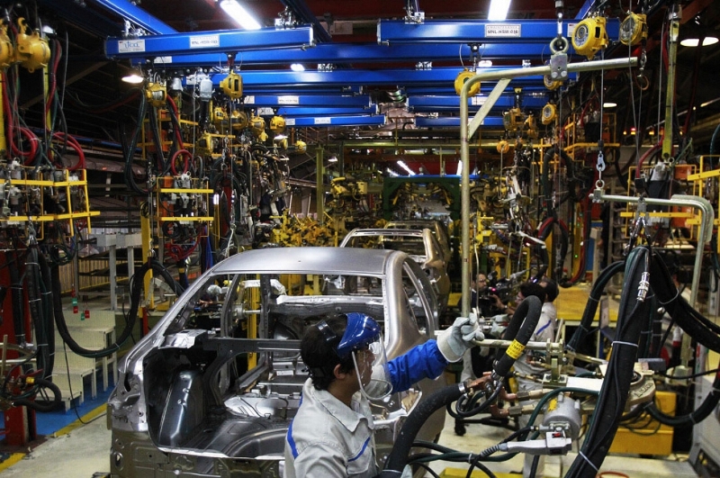 آمار سؤال‌برانگیز رشد صنعت با کاهش ۴۰ درصدی تولید خودرو