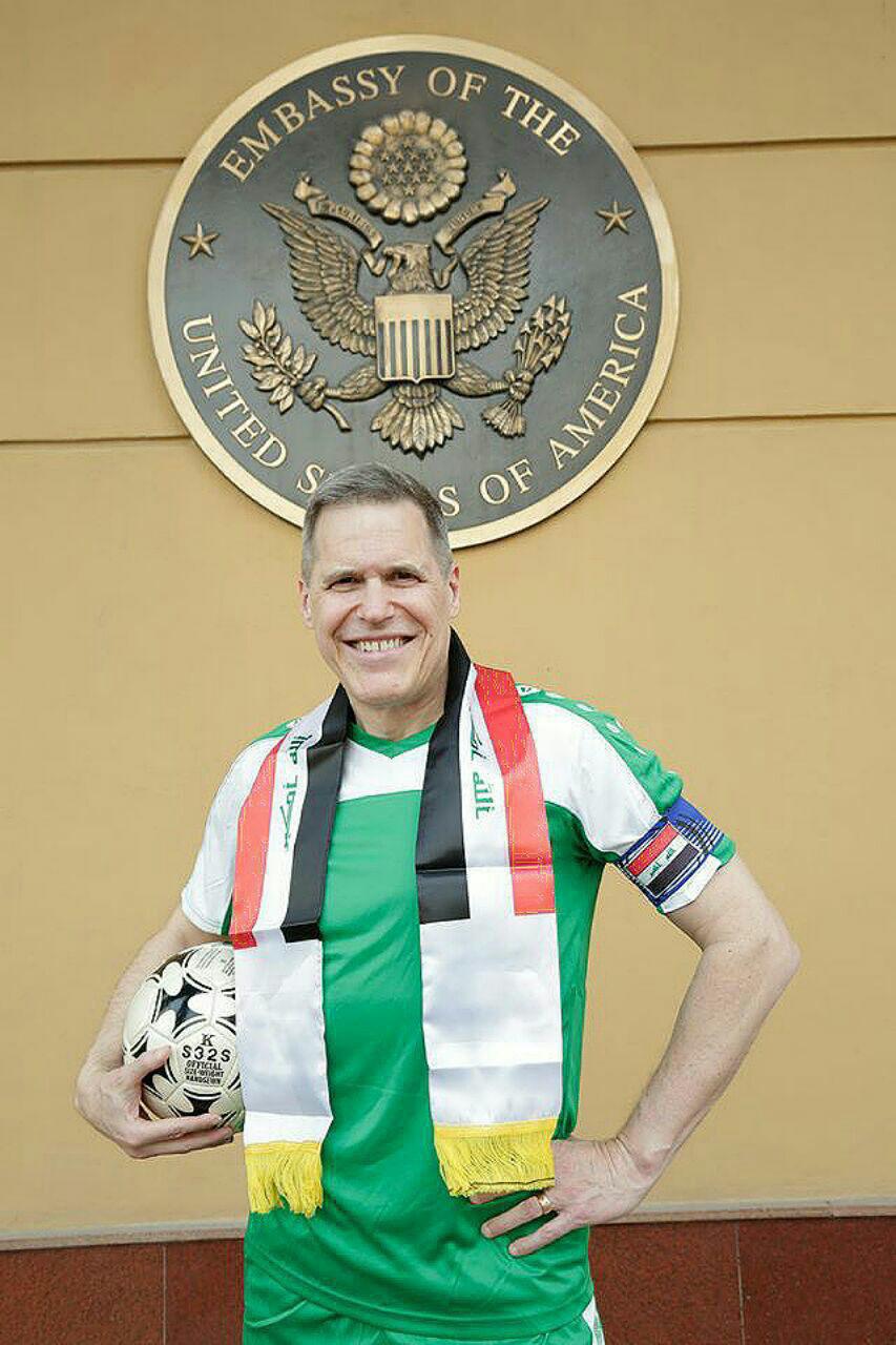 سفیر آمریکا در بغداد با پوشیدن پیراهن تیم ملی عراق