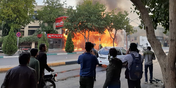 نتیجه خشونتها و خسارتها: بیش از ۱۰۰ بانک و فروشگاه غارت شد نتیجه خشونتها و خسارتها: بیش از ۱۰۰ بانک و فروشگاه غارت شد